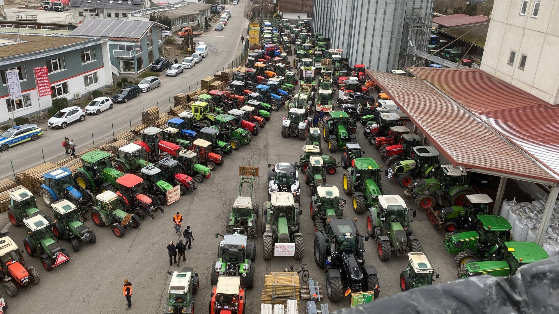 ++ Innenministerium spricht von 25.000 Fahrzeugen ++ Bauern-Boykott auf Freiburger Münstermarkt ++ Traktoren auf A81 ++