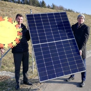 Eines von 4000 Modulen: Der Allensbacher Bürgermeister Stefan Friedrich (l.) und solarcomplex-Vorstand Bene Müller wollen auf dem Lärmschutzwall an der B33 künftig 2 Millionen Kilowattstunden Strom im Jahr ernten. 