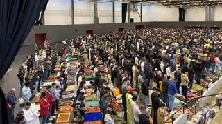 Hunderte Muslime beten gemeinsam in der Oberschwabenhalle und feiern das Ende des Ramadan.