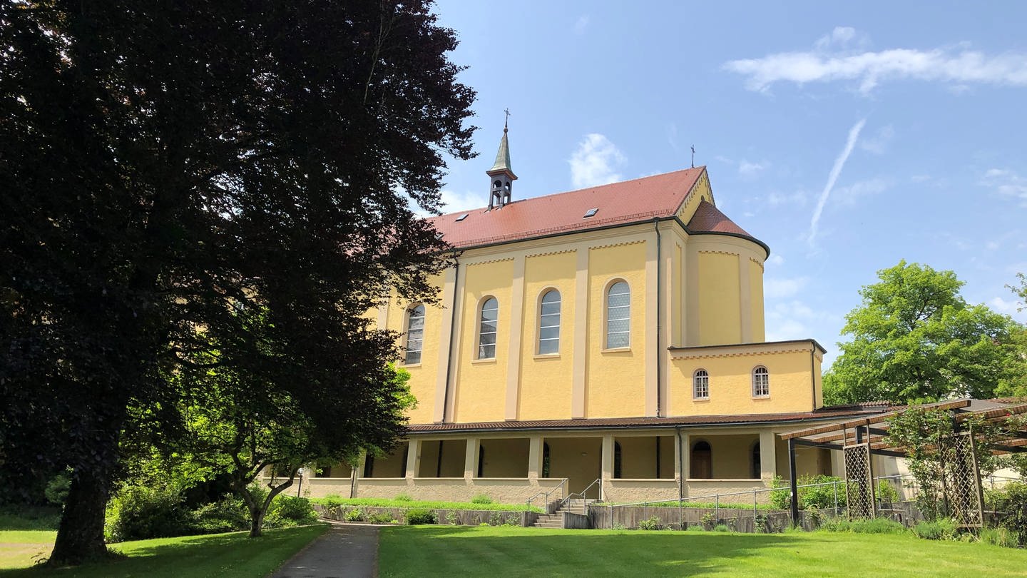 Das gelb gestrichene Kloster Reute in Bad Waldsee.