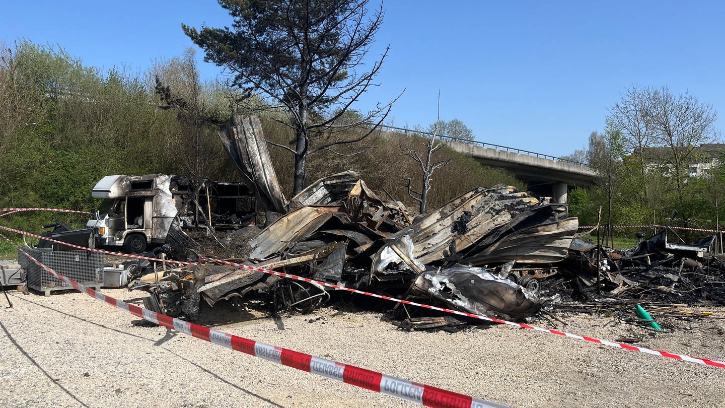 zerstörte Wohnwagen und ein beschädigtes Wohnmobil auf Campingplatz in Meßkirch