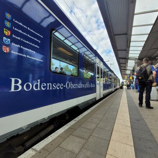 Ein Zug der Bodensee-Oberschwaben-Bahn steht am Bahnhof Ravensburg.