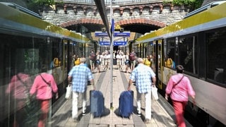 Bahnreisende steigen am Bahnhof in Überlingen in einen Regionalzug ein, der gerade eben eingefahren ist