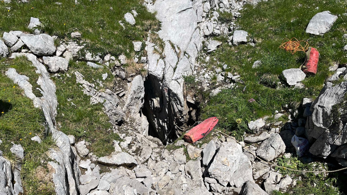Im Kanton St. Galllen ist ein verletzter Höhlenforscher nach zwei Tagen gerettet worden