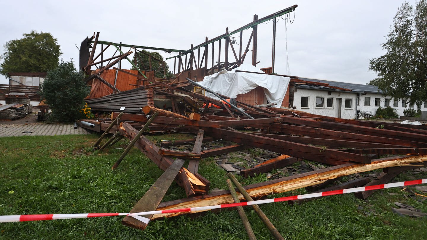 Ein Sturm hat in Bad Wurzach das Dach von einer Lagerhalle gerissen.