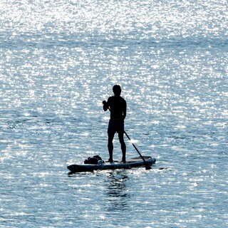 Ein Stehpaddler auf dem Wasser