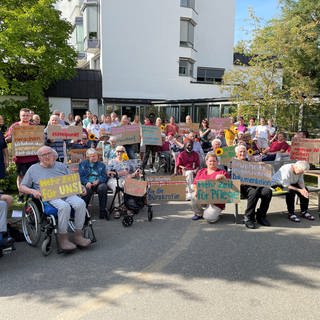 Protestaktion gegen das neue Infektionsschutzgesetz bei der St. Elisabeth-Stiftung in Bad Waldsee