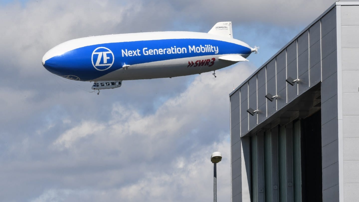 Ein Zeppelin NT fliegt über Friedrichshafen. Zeppelin-Geschäftsführer Breuer gab bekannt, dass sein Unternehmen seit sieben Jahren eine Projektgesellschaft in den USA beliefert.