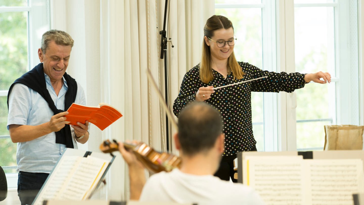 Der Dirigierlehrer Johannes Schlaefli gab den Nachwuchsdirigenten bei der Internationalen Sommerakademie 2022 in Radolfzell Unterricht.