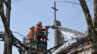 Löscharbeiten beim Brand der Friedenskirche in Singen