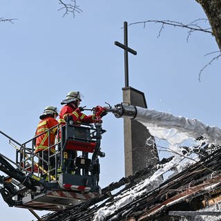 Löscharbeiten beim Brand der Friedenskirche in Singen