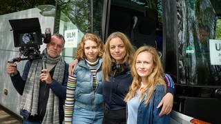 v. li. Anja Schneider als Jenni, im Hintergrund  Dominik Weber und Christiane Bärwald als Sven und Mara Giebert.
