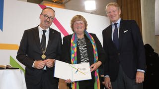 Die Mainzer Dozentin Sigrid Rieuwerts (Mitte) bekommt vom Konstanzer Oberbürgermeister Ulrich Burchardt (l) und vom Vorsitzenden des Konstanzer Konzilsvereins, Hanns-Peter Knaebel, den Konstanzer Konzilspreis überreicht. 