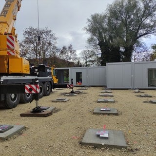 Ein Kran und Containermodule auf einem Grundstück in Radolfzell