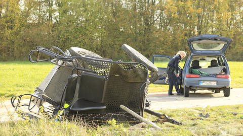 Bei dem Unfall bei Rot an der Rot (Kreis Biberach) kam am Sonntag (6.11.) ein Kutschfahrer ums Leben.