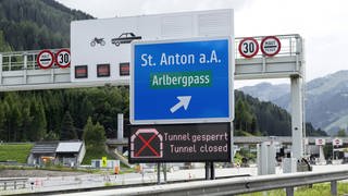 Eine Anzeigetafel weist darauf hin, dass der Arlbergtunnel gesperrt ist. 