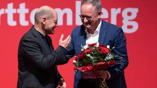 Bundeskanzler Scholz gratuliert SPD-Landeschef Andreas Stoch zu seiner Wiederwahl beim Landesparteitag in Friedrichshafen