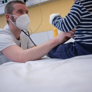 Kind wird von Kinderarzt untersucht. Symbolbild: RS-Virus verbreitet sich im Raum Bodensee-Oberschwaben