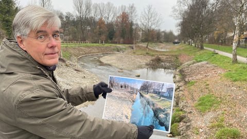 Baubürgermeister Christian Kuhlmann zeigt anhand eines Fotos, wie der Abschnitt vor der Revitalisierung ausgesehen hat. 