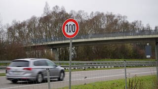 Aktion von Klimaaktivisten in Oberschwaben: Zwischen Ravensburg und Baindt wurde bei elf Tempolimitschildern aus Tempo 120 Tempo 100.