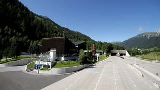 Einfahrt des Arlbergtunnels mit Autobahnmeisterei St.Jakob