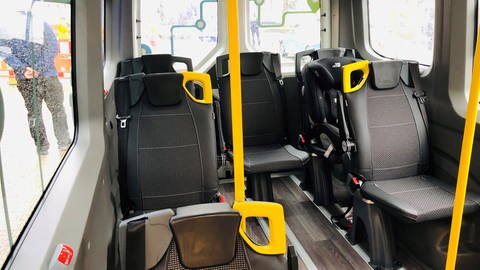 Ein Kleinbus von innen, der in Ravensburg auf Bestellung kommt und mit einer App gebucht werden kann.