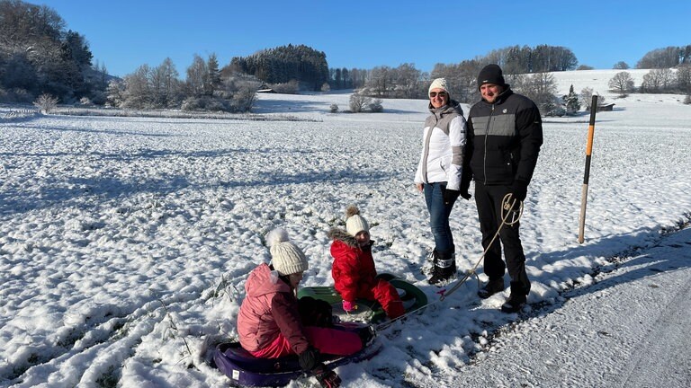 Schlittenfahrer im Allgäu bei Schnee