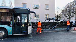 In Friedrichshafen ist ein Stadtbus in eine Bushaltestelle gefahren. Ersten Polizeiinformationen zufolge sind mehrere Businsassen verletzt worden. Es sei große Sachschaden entstanden. Die Rettungskräfte seien im Einsatz, so die Polizei in einer Erstmeldung. 