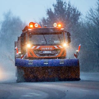 Ein Räumfahrzeug des Winterdienst ist auf der B311 im Schneefall unterwegs.