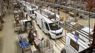 Produktionshalle von Dethleffs in Isny, Wohnmobile stehen in einer Halle