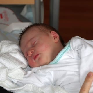 Weihnachtsbaby Natasha Czörgö kam am 24.12.2022 in der Klinik Friedrichshafen auf die Welt.