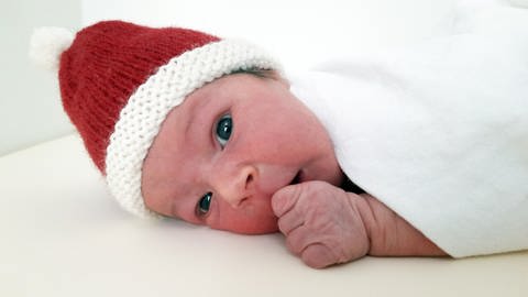 Neugeborene Runa Josefa mit roter Nikolausmütze