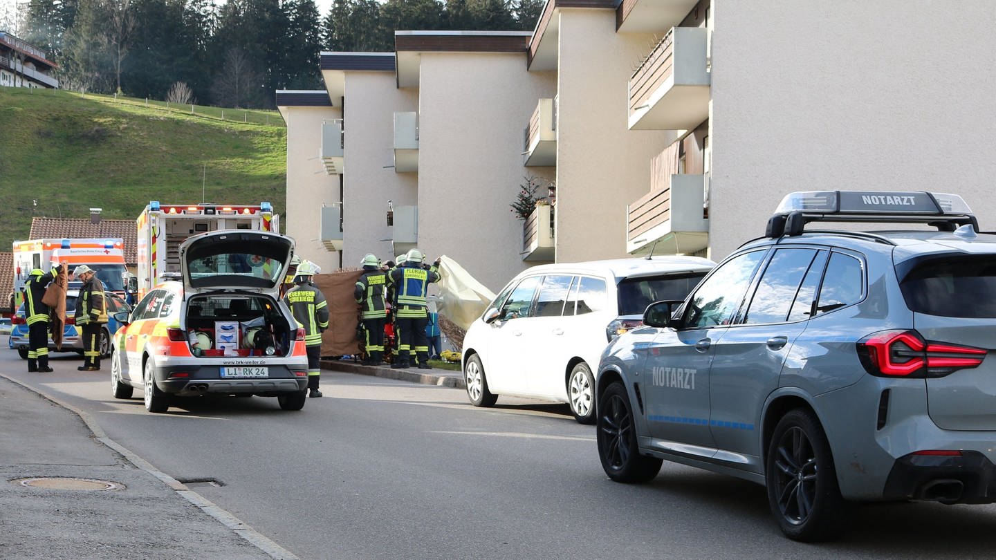 Rettungskräfte sind nach einem Unfall in Scheidegg (Landkreis Lindau) im Einsatz. Ein 89 Jahre alter Fahrer hatte dort Großmutter, Mutter und Enkel im Kinderwagen mit seinem Auto erfasst, die 64-Jährige starb.