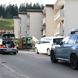 Rettungskräfte sind nach einem Unfall in Scheidegg (Landkreis Lindau) im Einsatz. Ein 89 Jahre alter Fahrer hatte dort Großmutter, Mutter und Enkel im Kinderwagen mit seinem Auto erfasst, die 64-Jährige starb. 