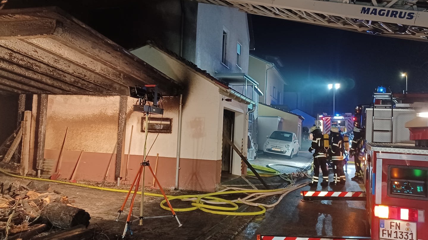 In Friedrichshafen brannte in der Silvesternacht ein Carport. Die Feuerwehr evakuierte zwei benachbarte Wohngebäude.