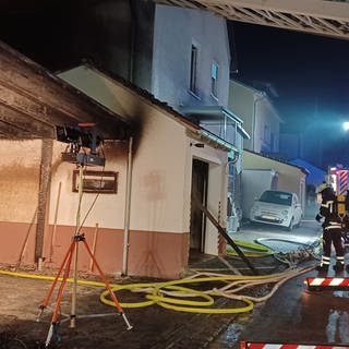 In Friedrichshafen brannte in der Silvesternacht ein Carport. Die Feuerwehr evakuierte zwei benachbarte Wohngebäude. 