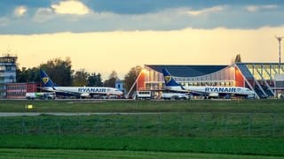 Ryanair-Flugzeug vor Terminal des Allgäu Airport in Memmingen