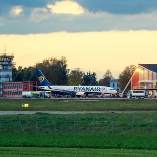 Ryanair-Flugzeug vor Terminal des Allgäu Airport in Memmingen