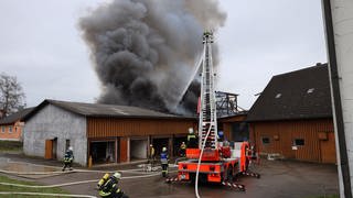 Eine Scheune brennt in Unteropfingen im Landkreis Biberach.