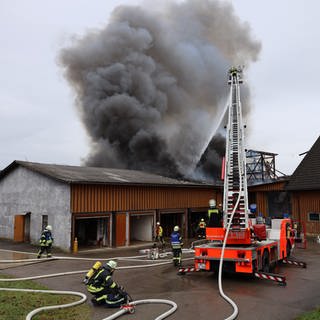 Eine Scheune brennt in Unteropfingen im Landkreis Biberach.