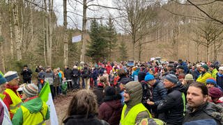 Demonstranten im Altdorfer Wald protestieren gegen Kiesabbau.