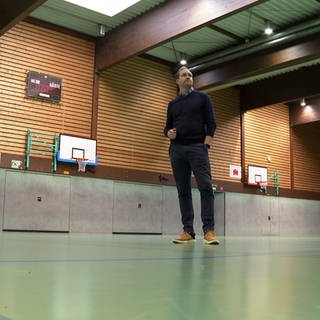 VfB-Präsident Jochen Benz in einer Halle