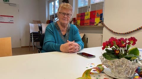 Die 78-jährige Elke Brög betreibt seit einem Monat eine Wärmestube auf der Lindauer Insel. 