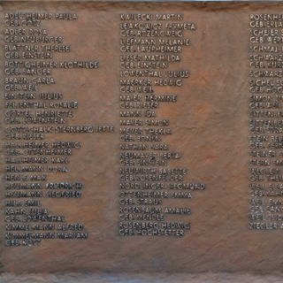 Gedenktafel mit Namen von jüdischen Opfern des Nationalsozialismus