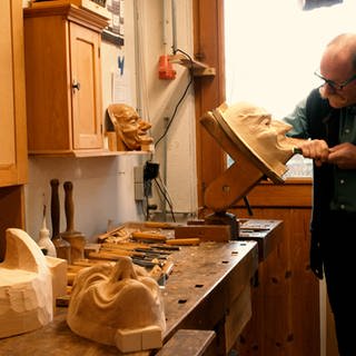 Die Werkstatt von Holzbildhauer Hans-Georg Benz in Owingen (Bodenseekreis).