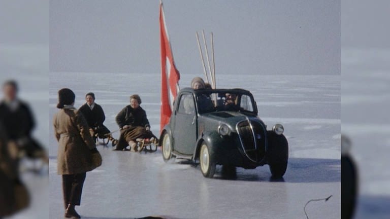 Seegfrörne am Bodensee vor 60 Jahren, Menschen laufen über das Eis