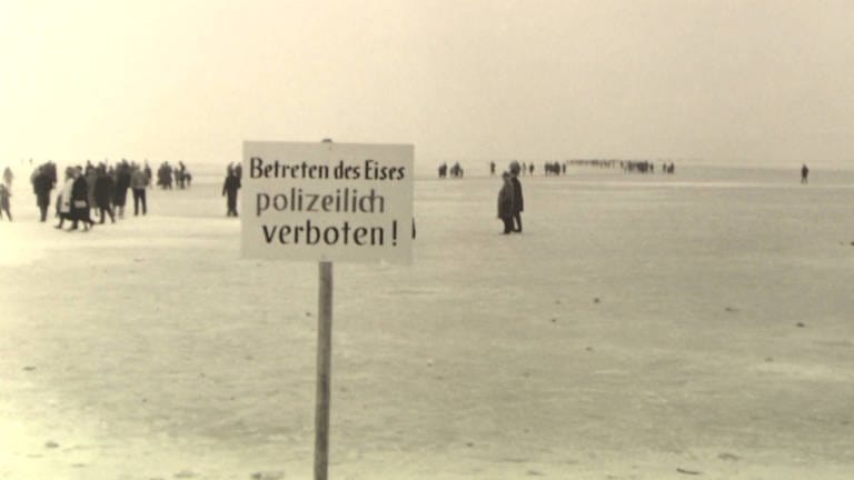 Seegfrörne am Bodensee vor 60 Jahren, Menschen laufen über das Eis