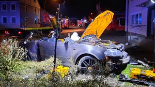 nach Unfall demoliertes Auto mit offener Motorhaube