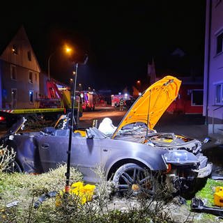 nach Unfall demoliertes Auto mit offener Motorhaube