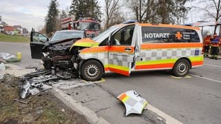 In Warthausen im Kreis Biberach sind am Samstag ein Auto und ein Fahrzeug des Deutschen Roten Kreuzes zusammengestoßen.